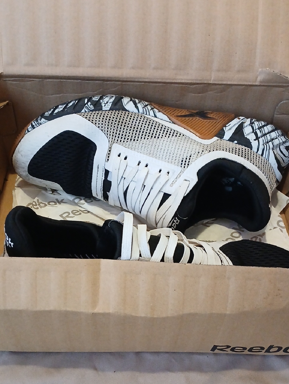 REEBOK BLACK, WHITE & TAN SIZE 8.5 MENS SNEAKERS